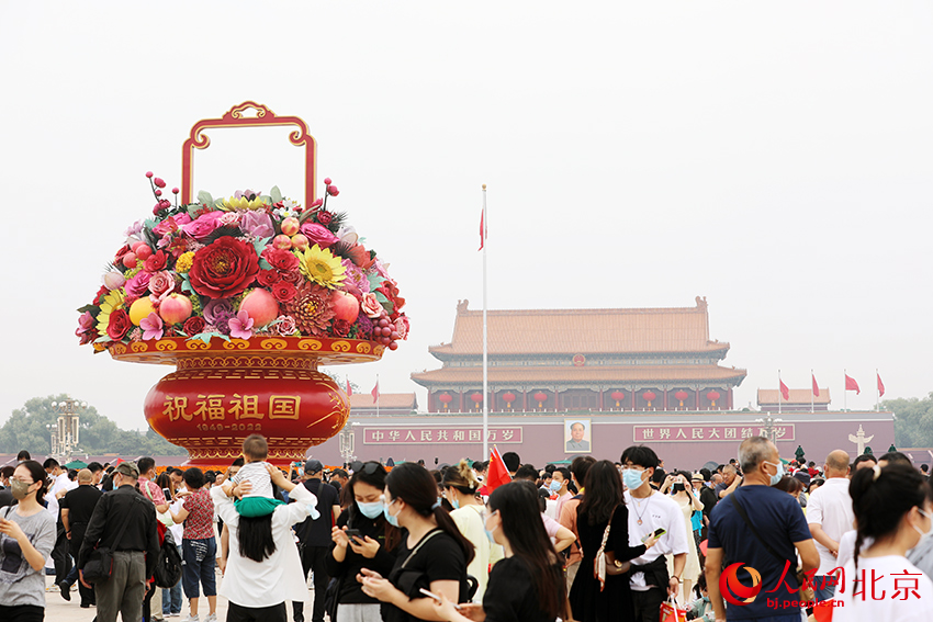 天安門廣場(chǎng)“祝福祖國(guó)”花果籃受游客追捧。人民網(wǎng) 尹星云攝