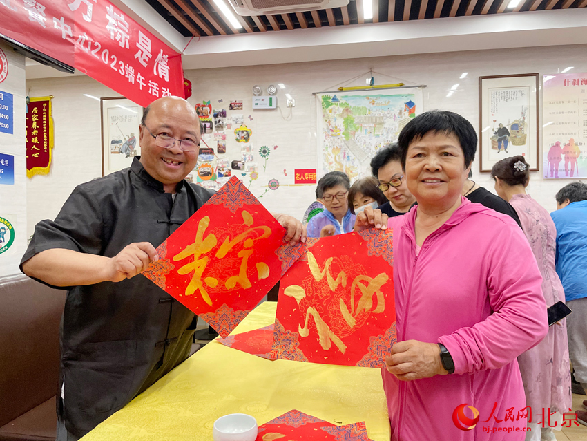 書法家為老人送福字。人民網(wǎng)記者 尹星云攝