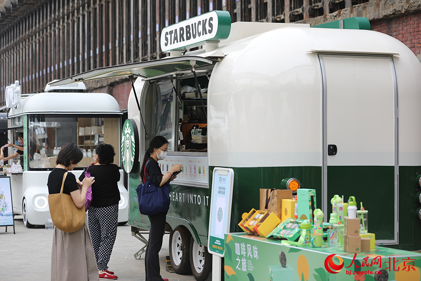 小巧精致的“第三空間門店”為參觀服貿(mào)會的市民帶來了消費新體驗。人民網(wǎng)記者 尹星云攝