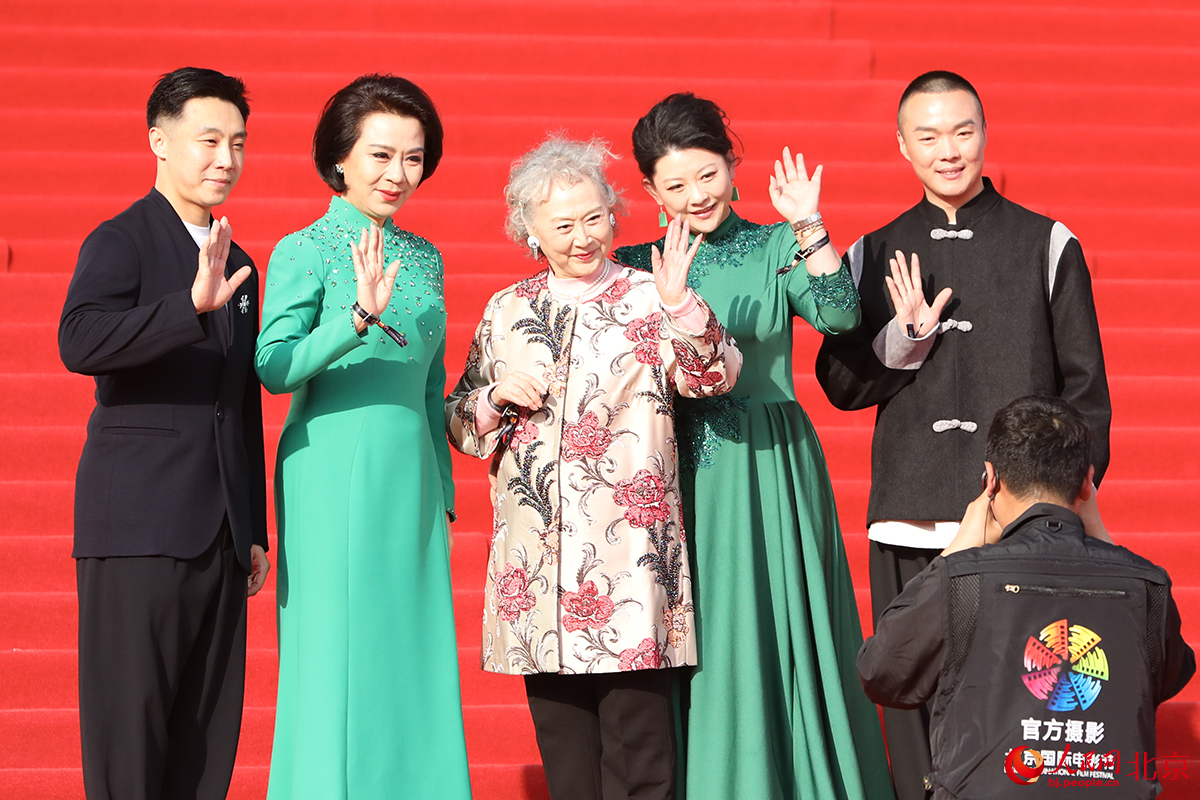 京劇表演藝術(shù)家劉長瑜、遲小秋等亮相開幕式紅毯。人民網(wǎng)記者 尹星云