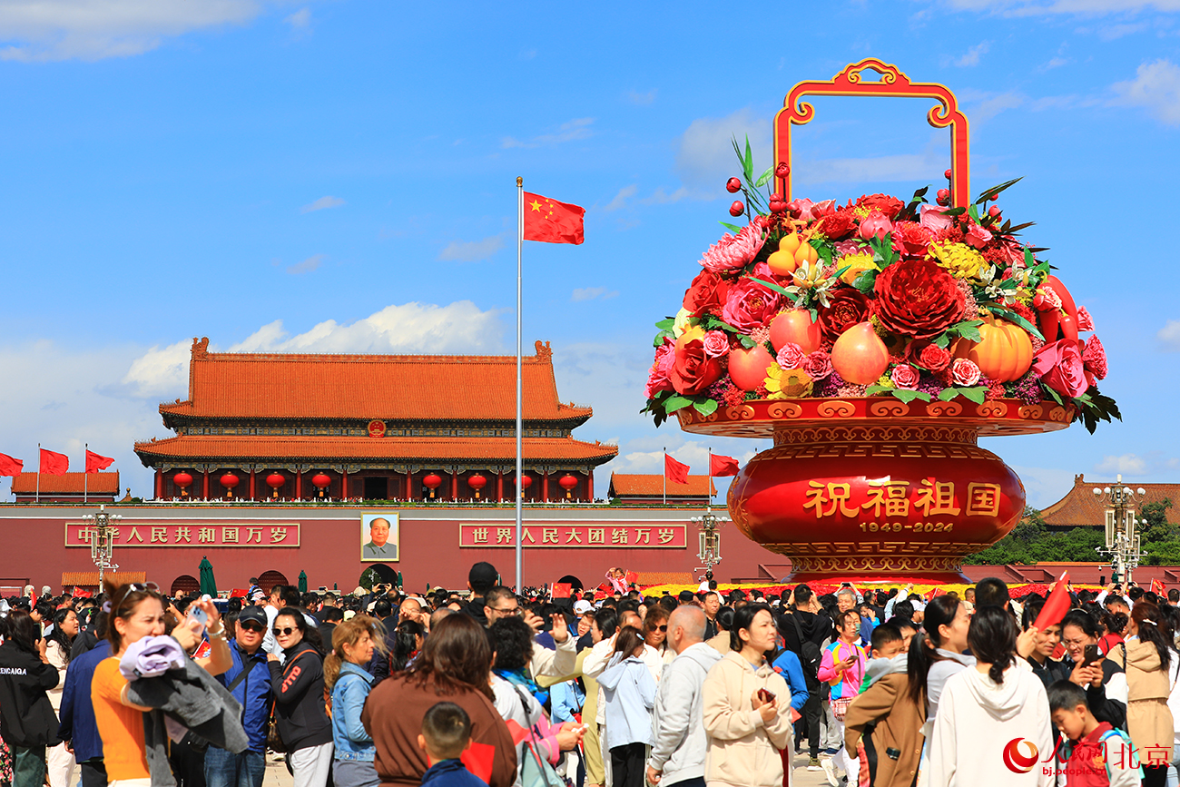 天安門廣場“祝福祖國”花壇吸引眾多游人前來參觀。人民網(wǎng)記者 尹星云攝